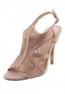 в юбке и чулках