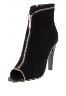 мужчина в женском купальнике